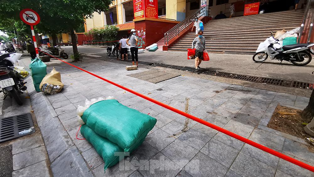 Chợ Hà Đông tạm đóng cửa vì liên quan COVID-19, tiểu thương hớt hải khuân đồ về nhà - Ảnh 3.