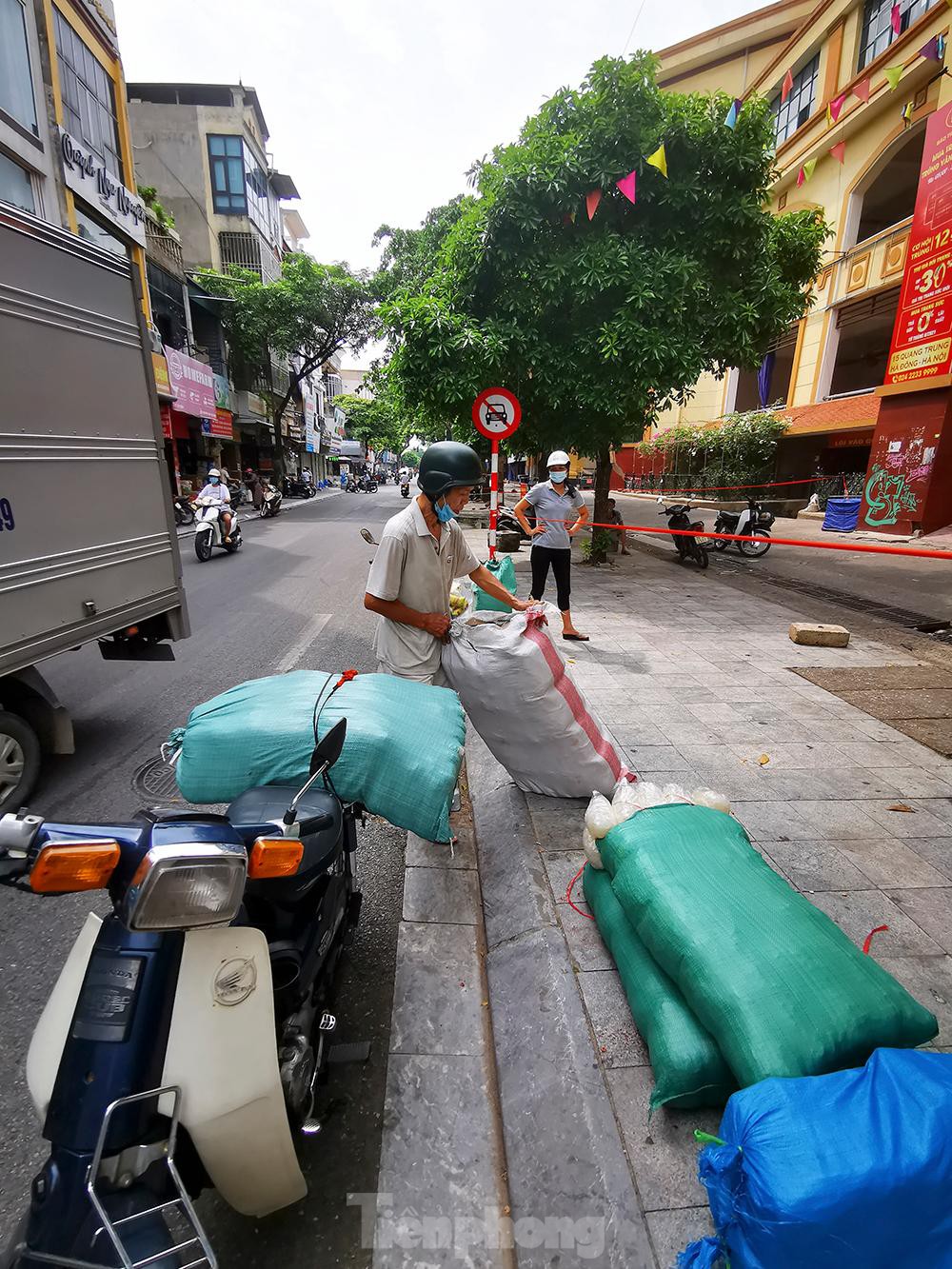 Chợ Hà Đông tạm đóng cửa vì liên quan COVID-19, tiểu thương hớt hải khuân đồ về nhà - Ảnh 5.