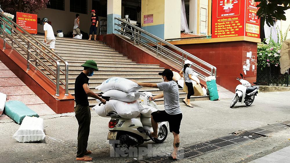 Chợ Hà Đông tạm đóng cửa vì liên quan COVID-19, tiểu thương hớt hải khuân đồ về nhà - Ảnh 6.