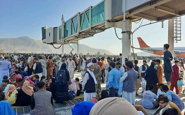 Gia đình Afghanistan tẩu thoát tại sân bay kể lại khung cảnh thảm khốc nơi chục nghìn người giẫm đạp trong hỗn loạn để rời xa đất mẹ - Ảnh 2.