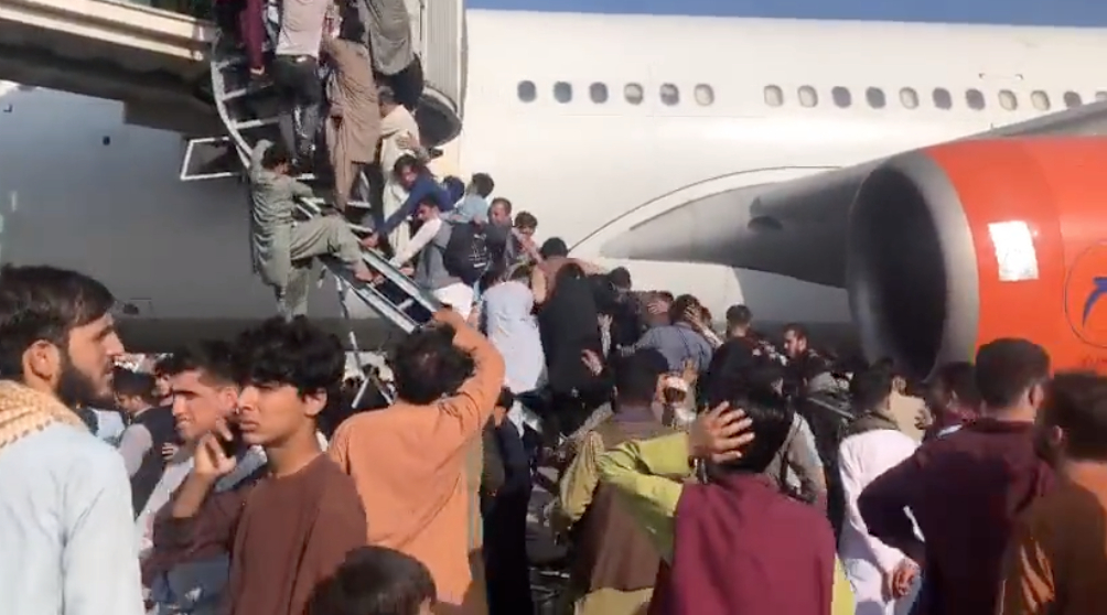 Gia đình Afghanistan tẩu thoát tại sân bay kể lại khung cảnh thảm khốc nơi chục nghìn người giẫm đạp trong hỗn loạn để rời xa đất mẹ - Ảnh 3.