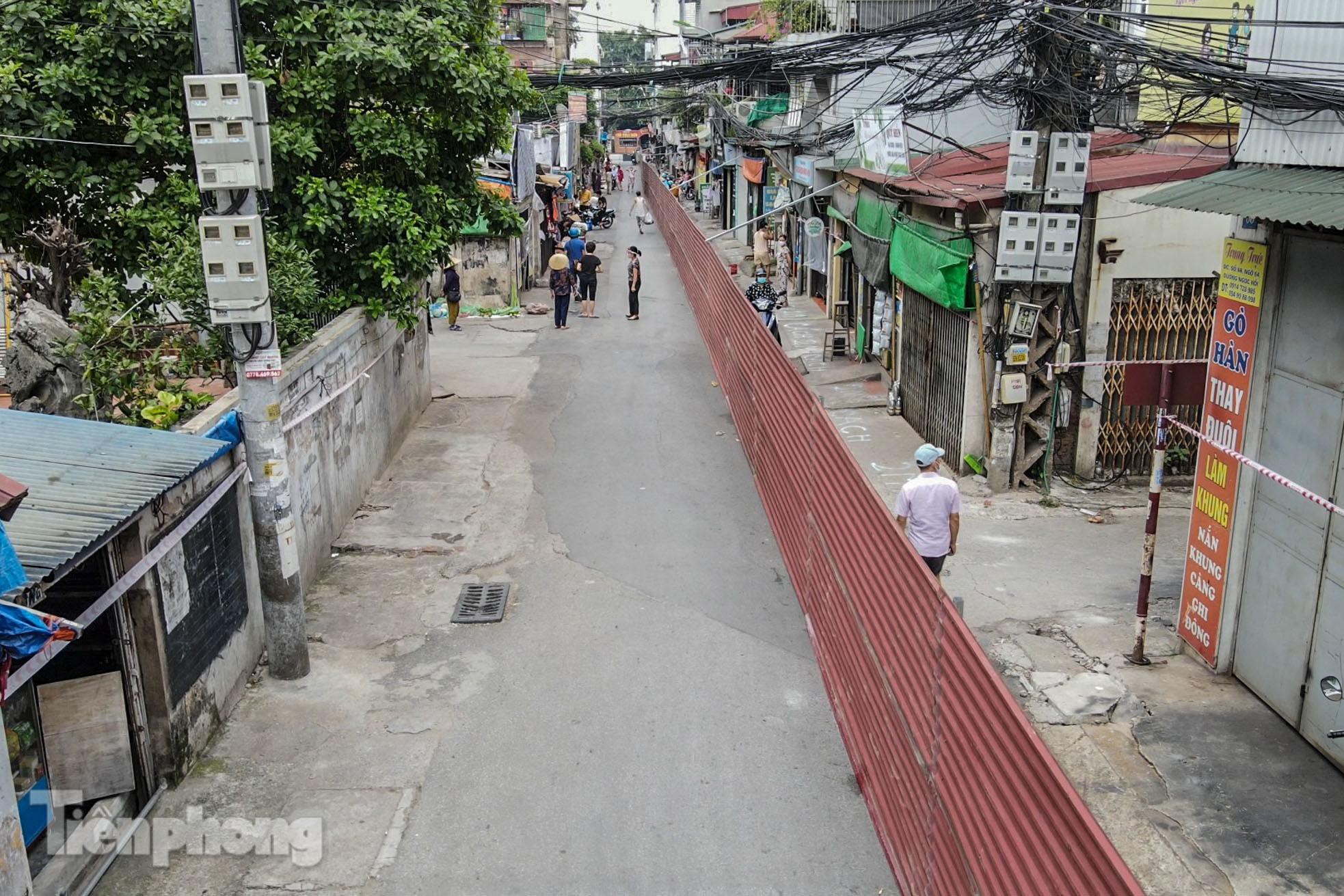 Tháo bỏ 'bức tường' tôn cao 2 m, dài 200m chia đôi đường tại Hà Nội để... phòng dịch - Ảnh 1.