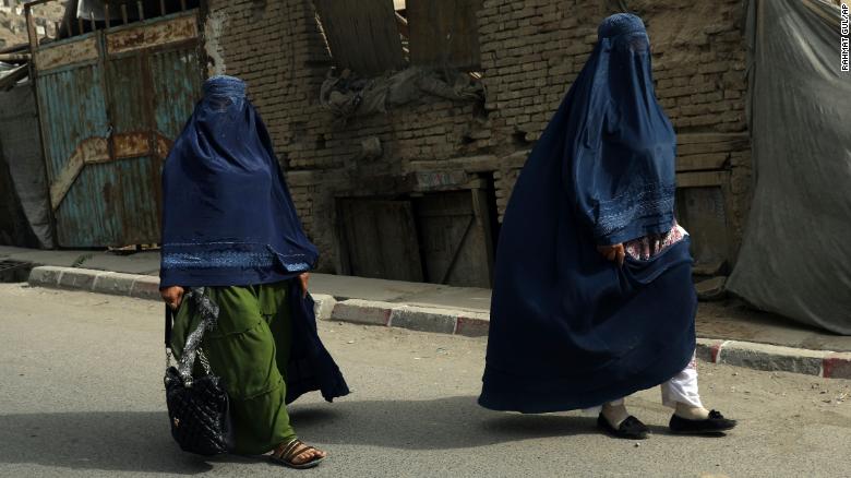 Phụ nữ Afghanistan sợ hãi sau thông báo mới của Taliban: Đừng đi làm nữa! - Ảnh 1.