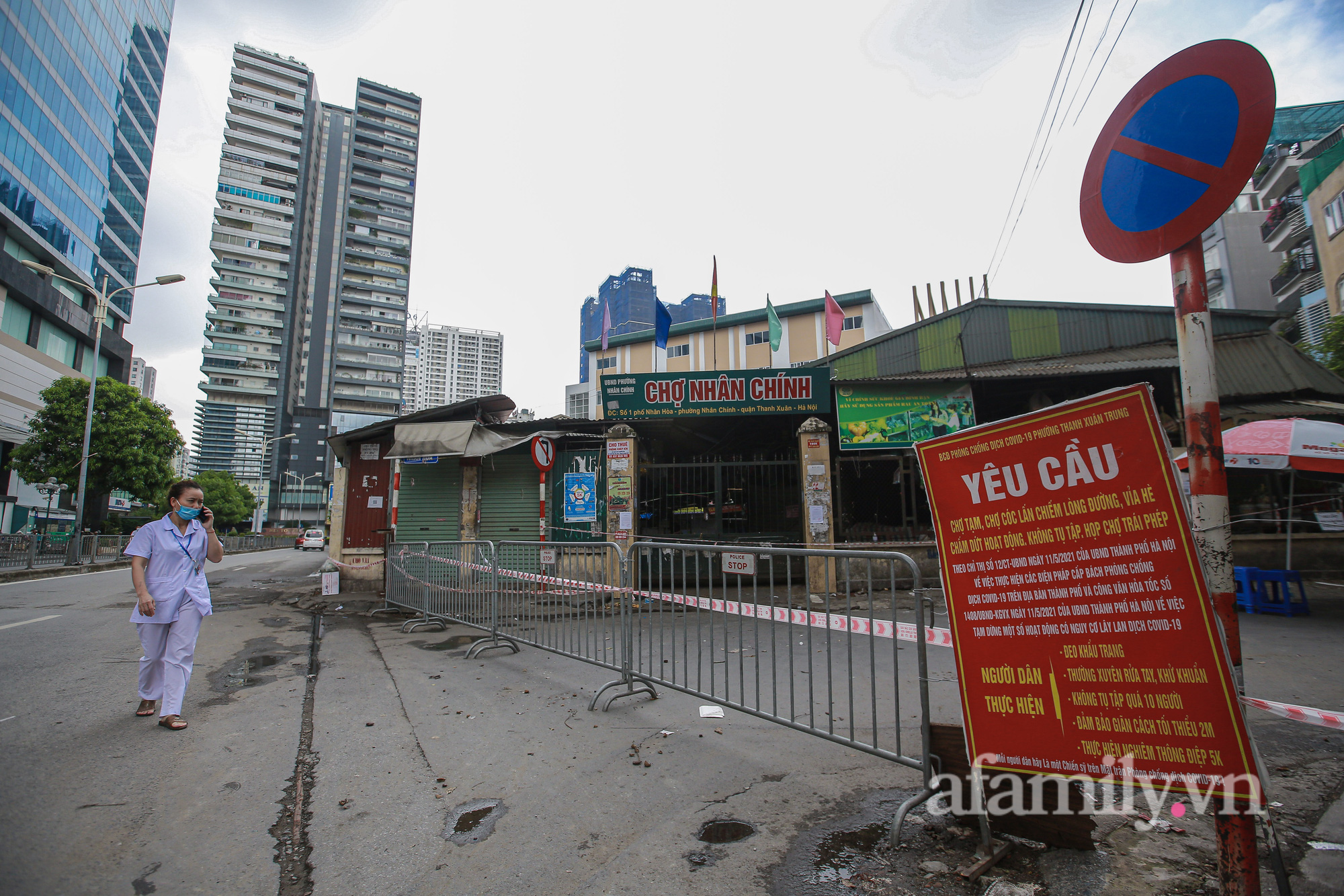 Hà Nội: Phong tỏa, tạm dừng hoạt động chợ Nhân Chính vì ca dương tính SARS-CoV-2 ở ổ dịch phường Thanh Xuân Trung từng đến chợ - Ảnh 1.