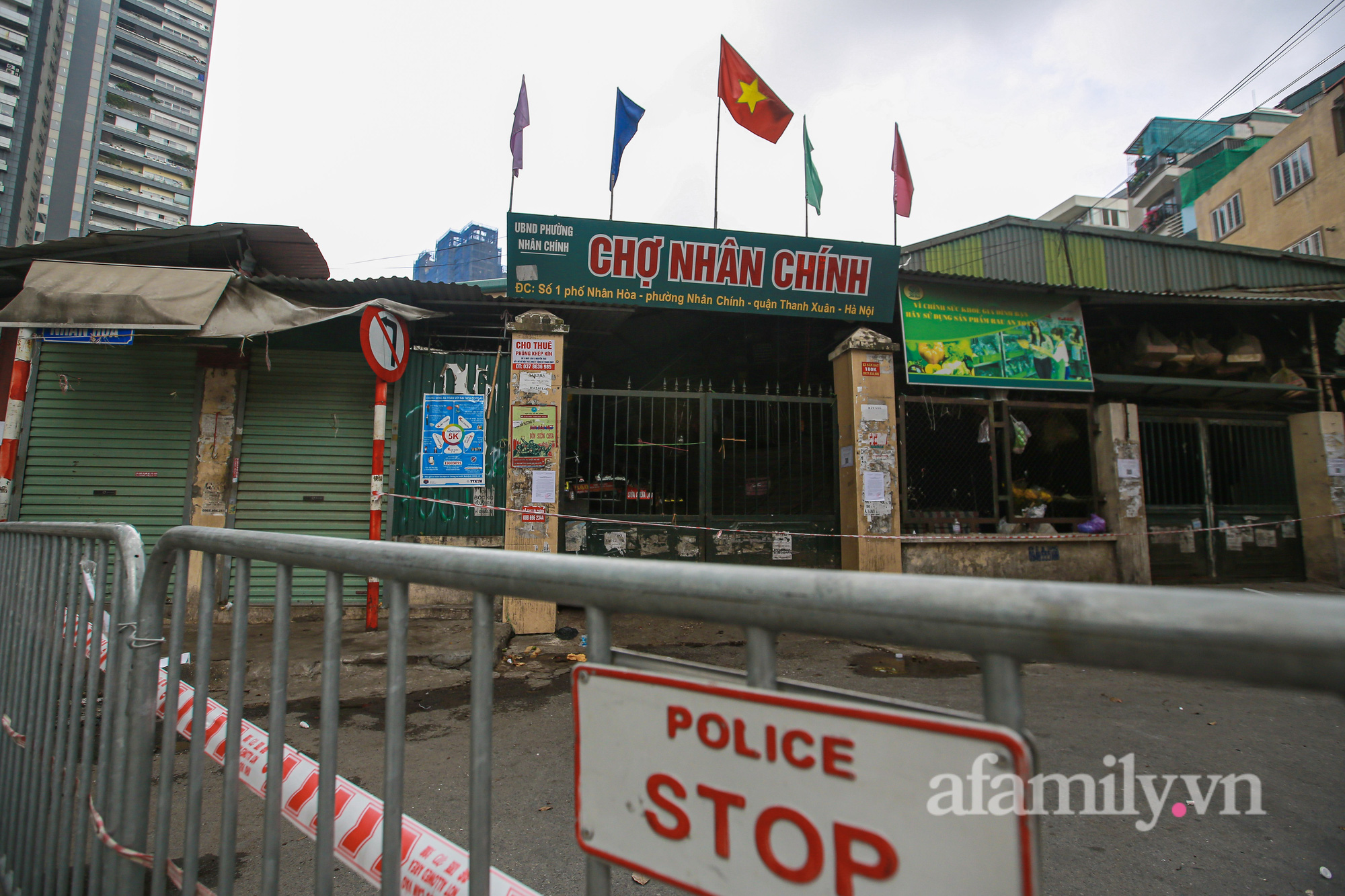 Hà Nội: Phong tỏa, tạm dừng hoạt động chợ Nhân Chính vì ca dương tính SARS-CoV-2 ở ổ dịch phường Thanh Xuân Trung từng đến chợ - Ảnh 2.