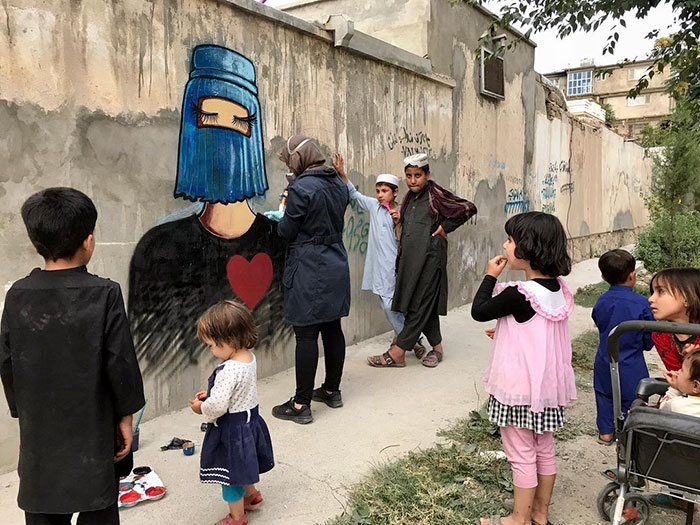 Nữ nghệ sĩ graffiti hiếm hoi của Afghanistan và 20 tác phẩm đường phố đầy ám ảnh về thân phận người phụ nữ - Ảnh 2.