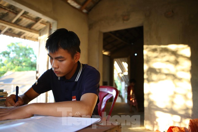 Nam sinh nghèo đạt 28,25 điểm: Nếu không đậu trường quân sự, em sẽ nghỉ học đi làm thuê - Ảnh 6.