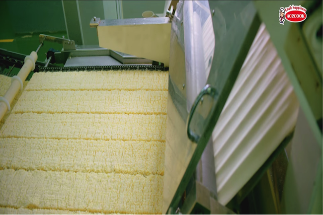 Bên trong nhà máy Acecook, nơi sản xuất mì gói Hảo Hảo có mức tiêu thụ lớn trên thị trường - Ảnh 3.