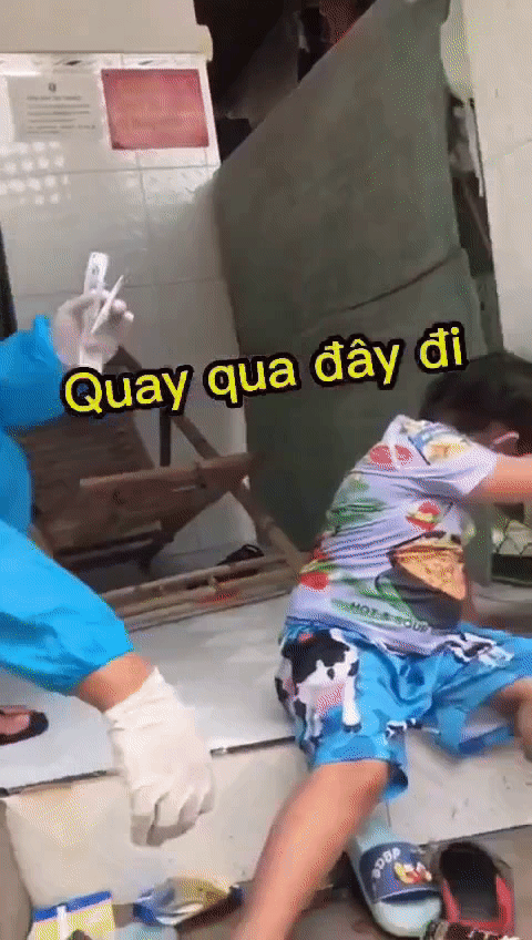 Hết oẳn tù tì đến cho bánh kẹo, nước ngọt: Đủ kiểu dụ dỗ của tình nguyện viên để lấy mẫu thử cho em bé thật đáng yêu quá xá - Ảnh 2. Hết oẳn tù tì đến cho bánh kẹo, nước ngọt: Đủ kiểu dụ dỗ của tình nguyện viên để lấy mẫu thử cho em bé thật đáng yêu quá xá - Ảnh 2.