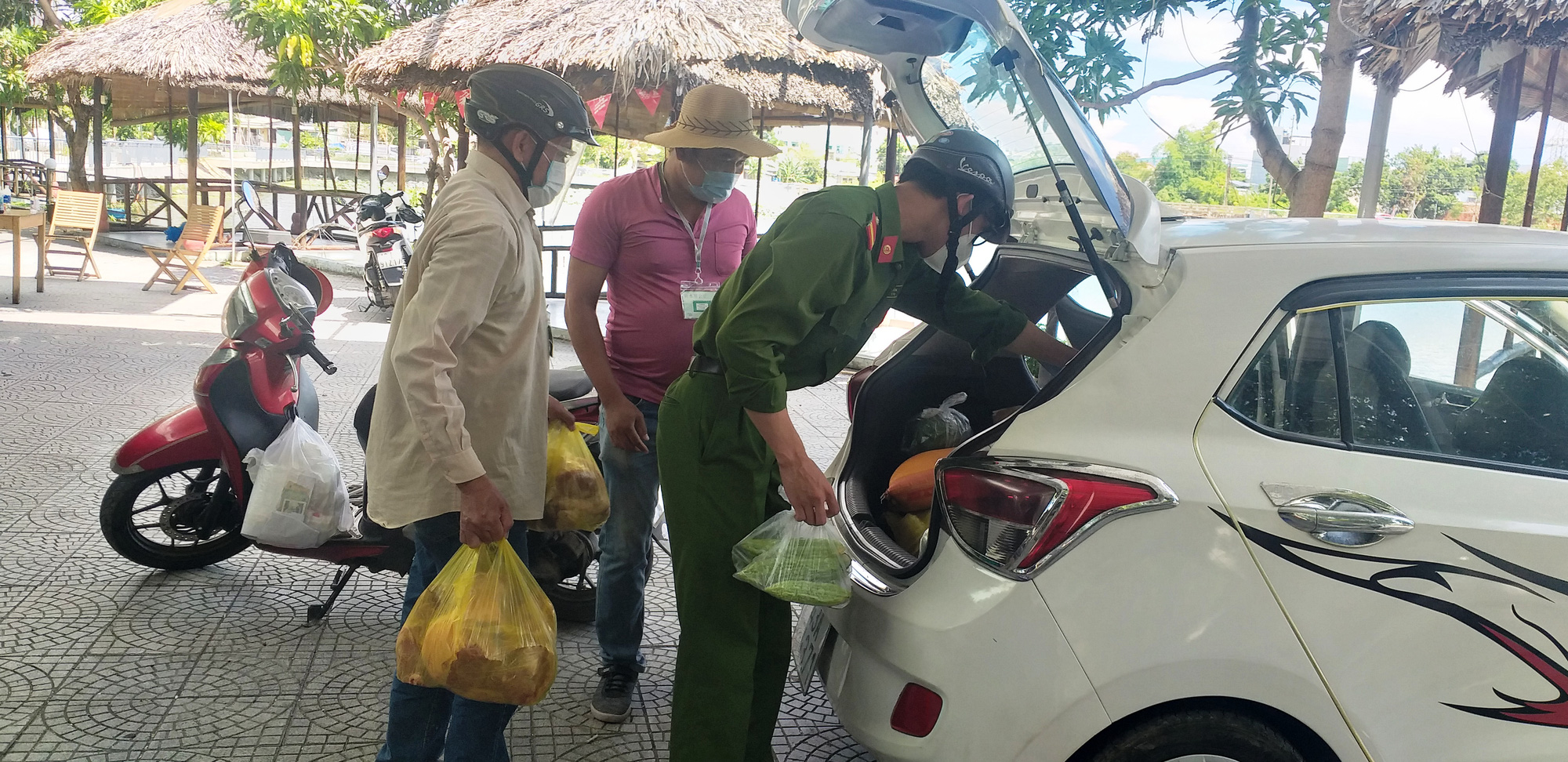 Công an Đà Nẵng tổ chức bán lương thực, thực phẩm giá rẻ cho dân - Ảnh 6.