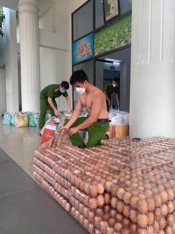 Loạt ảnh phát lương thực hot nhất sáng thứ 7, dân tình hào hứng kháo nhau: Ấm bụng rồi, giờ ấm thêm cả mắt!  - Ảnh 2.