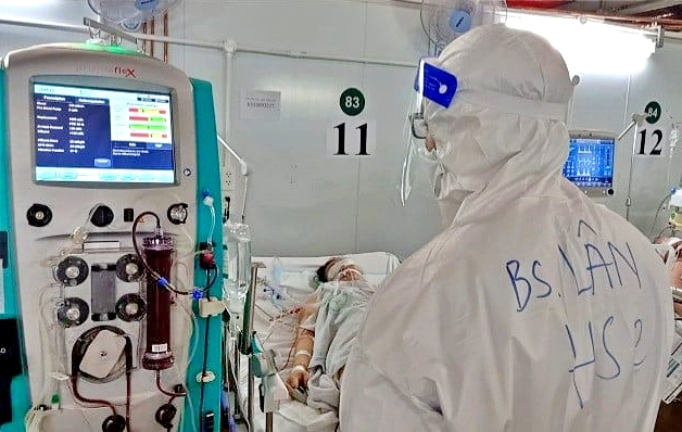 TP.HCM: Bé gái nặng 130 kg nhiễm COVID-19, tổn thương phổi nặng được bác sĩ Bạch Mai cứu sống ngày đêm - Ảnh 1.