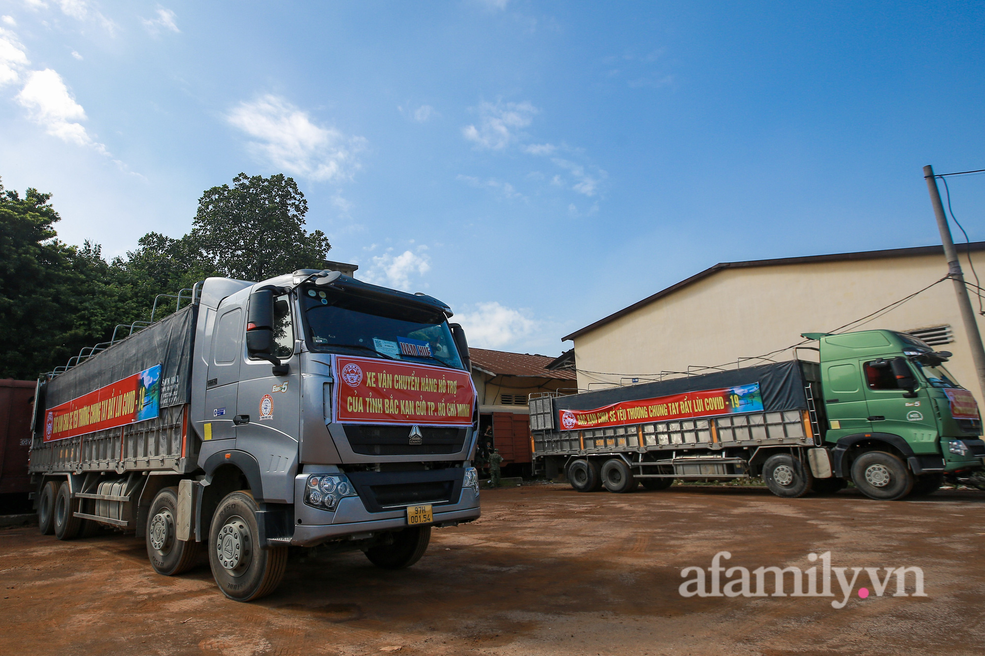 Cận cảnh: Hơn 350 tấn hàng, nhu yếu phẩm của nhân dân Bắc Kạn lên tàu tiếp sức TP. HCM chống dịch - Ảnh 1.