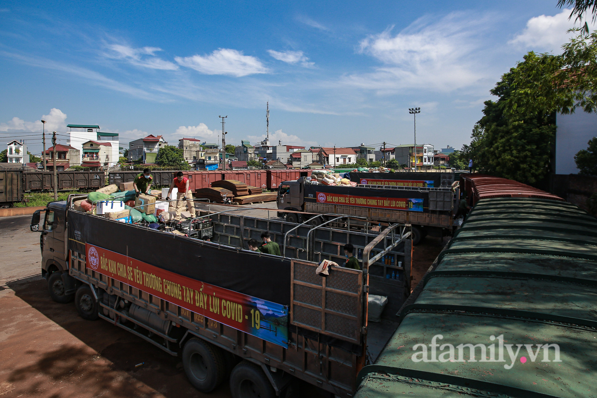 Cận cảnh: Hơn 350 tấn hàng, nhu yếu phẩm của nhân dân Bắc Kạn lên tàu tiếp sức TP. HCM chống dịch - Ảnh 8.