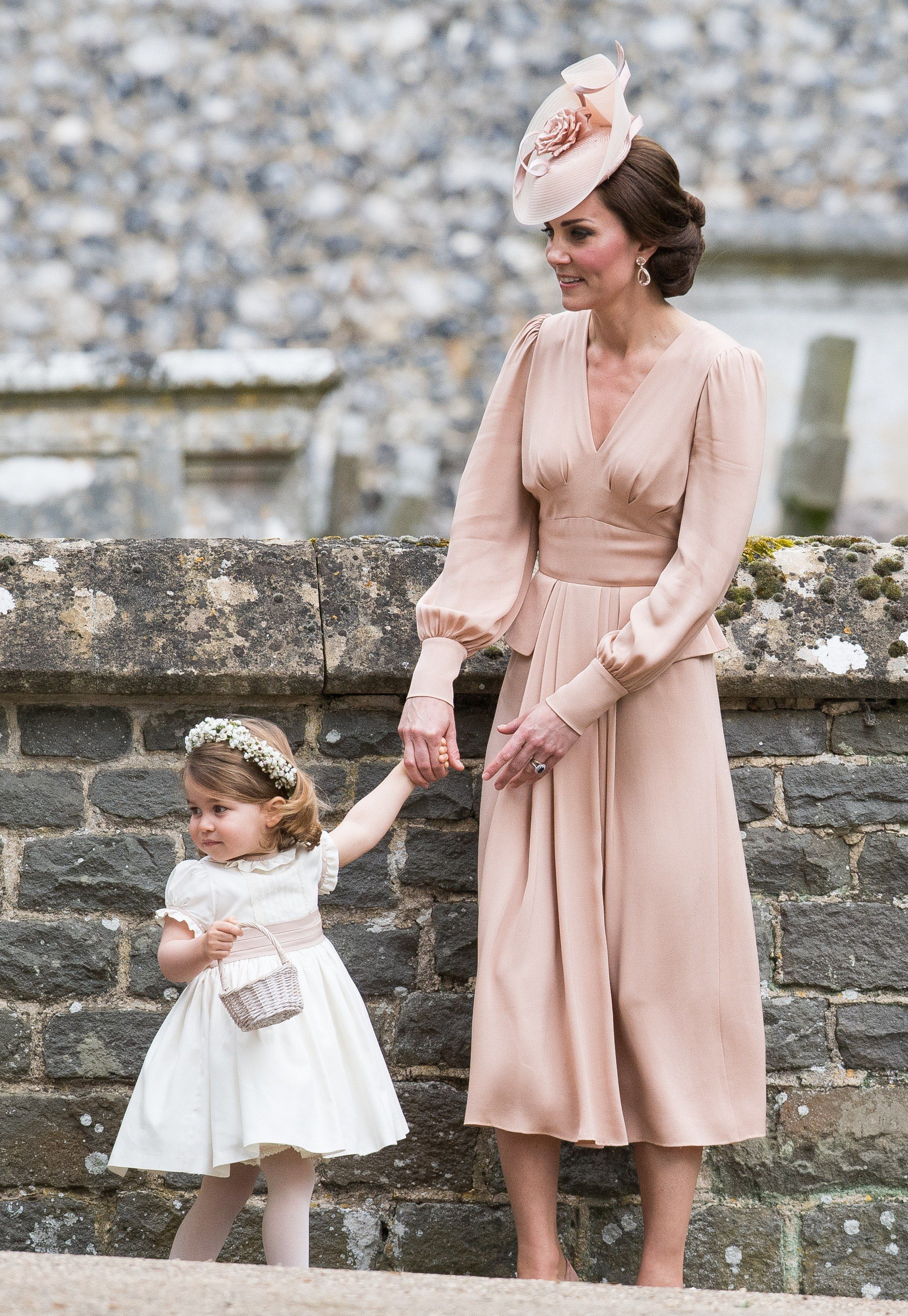 Ngắm những trang phục đẹp thanh lịch của 'Biểu tượng thời trang Hoàng gia'  - Công nương Kate
