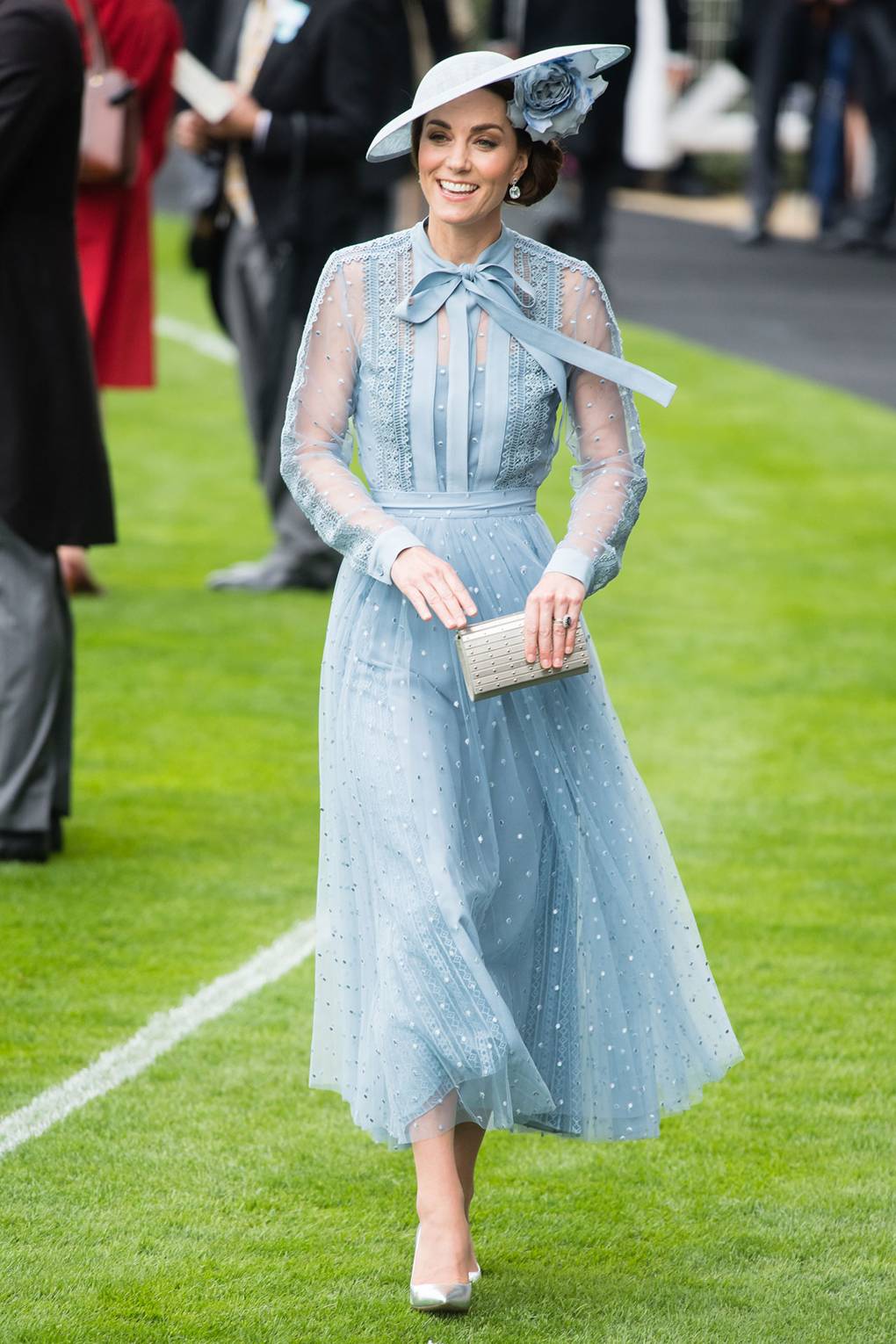Trước "thềm Covid - 19", Công nương Kate cũng có những outfit đắt đỏ "ra trò": Món ít tiền nhất cũng gần 100 triệu - Ảnh 8. Công nương Kate, phong cách của Công nương Kate, Kate Middleton, phong cách Hoàng giahàng hiệu của Kate Middleton