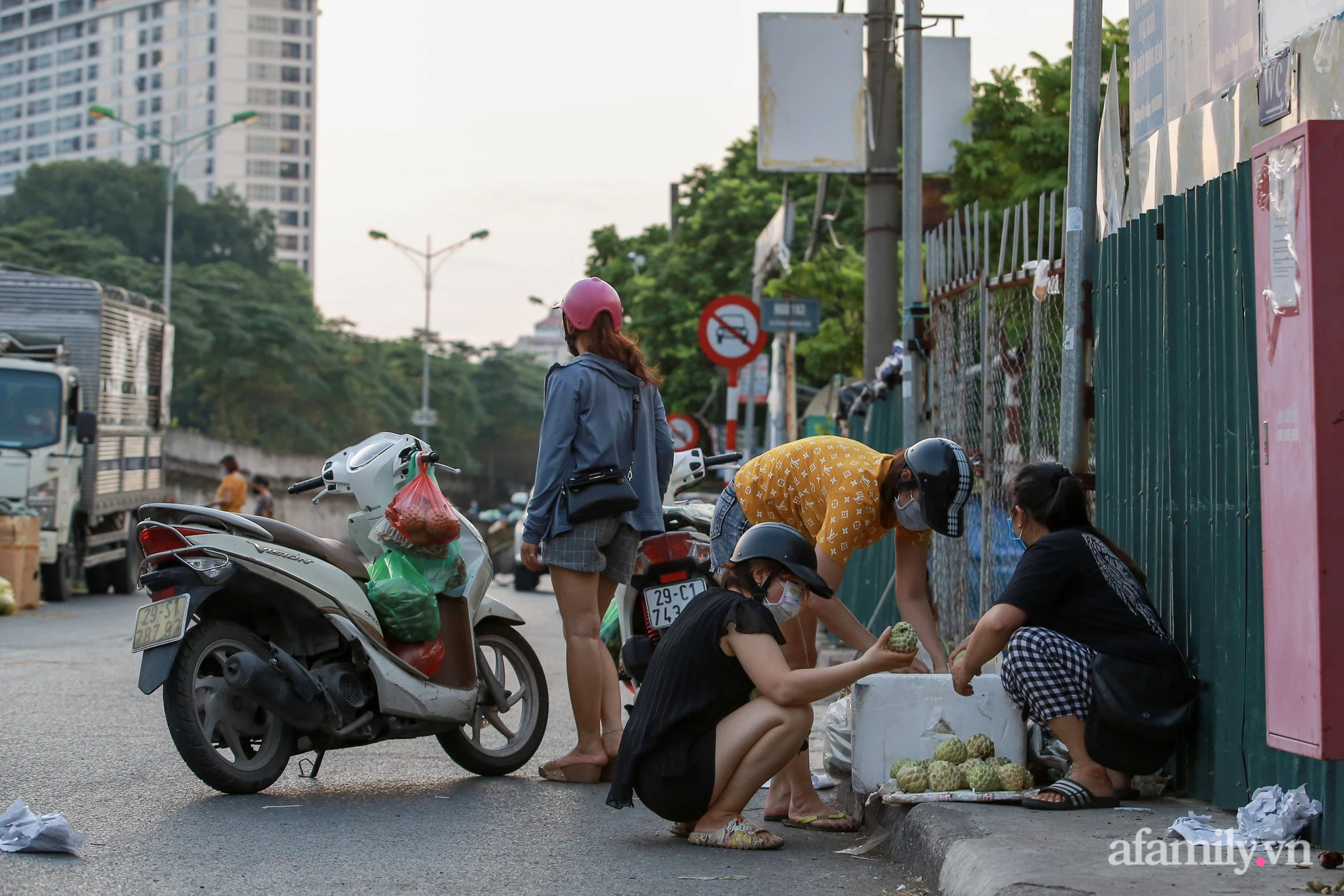 Chợ Long Biên bị phong tỏa, nhiều tiểu thương buôn dưa hấu, củ đậu &quot;lỗ cũng phải bán&quot; - Ảnh 9.