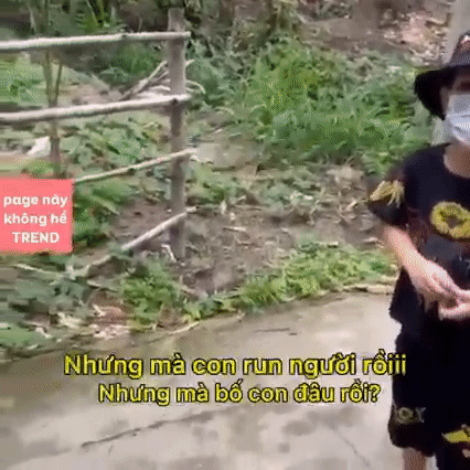 Dẫn con đi chơi nhưng quên mang khẩu trang lại gặp ngay cán bộ kiểm soát dịch, ông bố có hành động vừa buồn cười vừa đáng trách - Ảnh 2. Dẫn con đi chơi nhưng quên mang khẩu trang lại gặp ngay cán bộ kiểm soát dịch, ông bố có hành động vừa buồn cười vừa đáng trách - Ảnh 2.