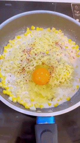 Mì tôm với trứng mà kết hợp cùng nguyên liệu quen thuộc này sẽ tạo thành món &quot;mì Ý&quot; sốt kem ngon xuất sắc! - Ảnh 6.