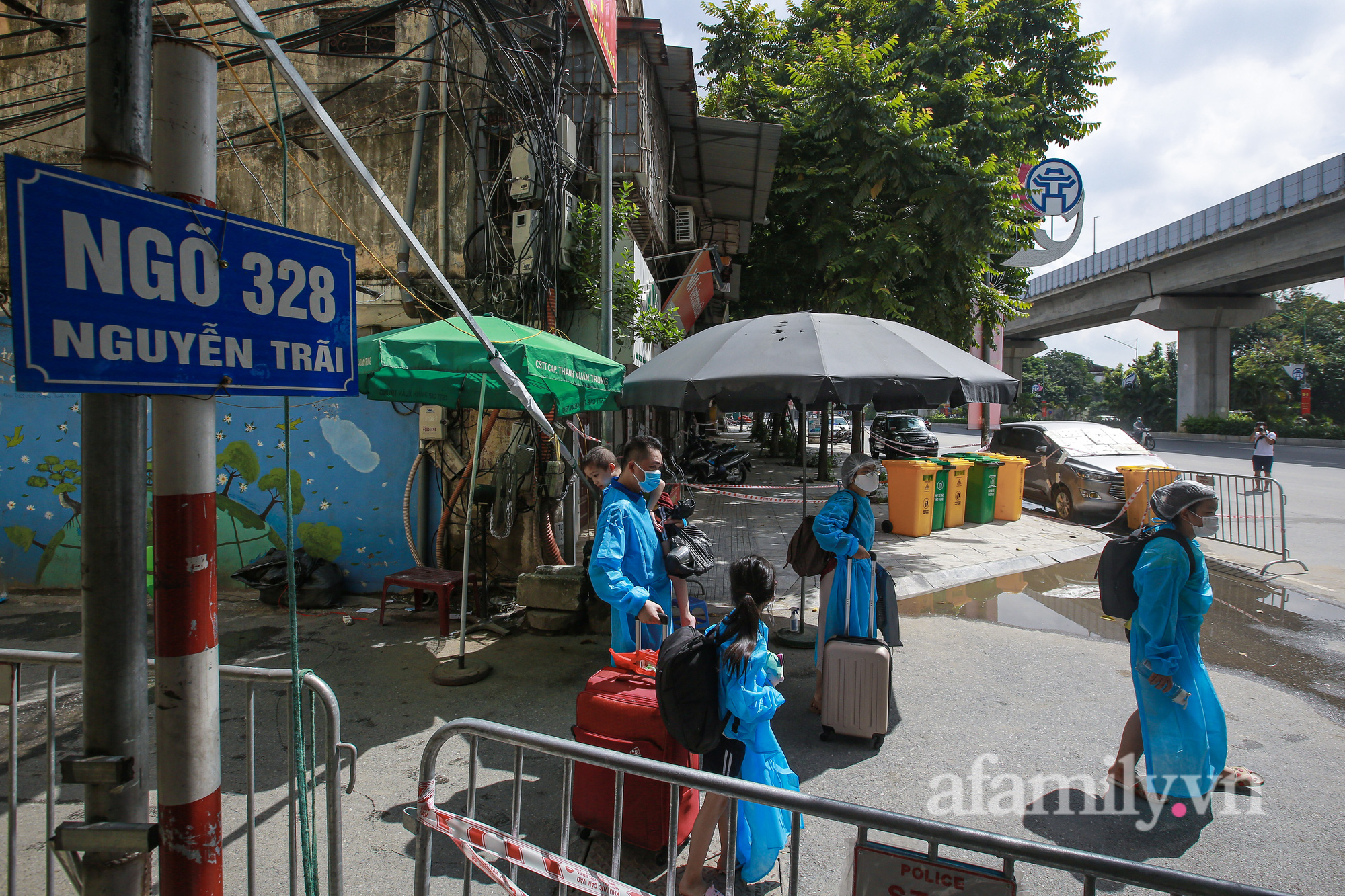 Hà Nội: Điều động 3 xe cứu thương đưa hàng chục F0 tại ổ dịch phường Thanh Xuân Trung đi cách ly - Ảnh 14.