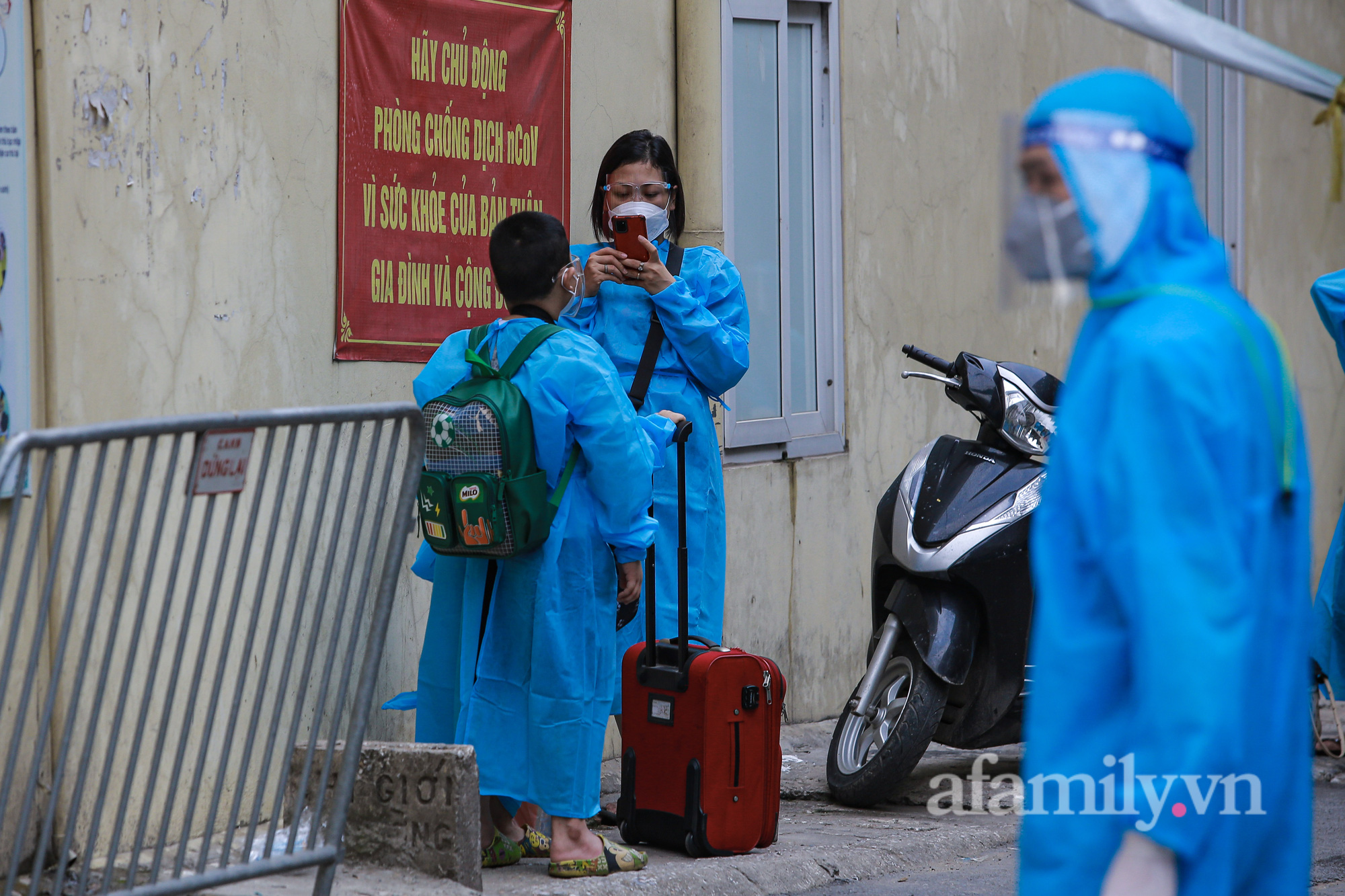 Hà Nội: Ổ dịch Thanh Xuân Trung thêm 11 ca dương tính SARS-CoV-2, nhân viên y tế dùng cáng đưa người đi cách ly, điều trị - Ảnh 2.