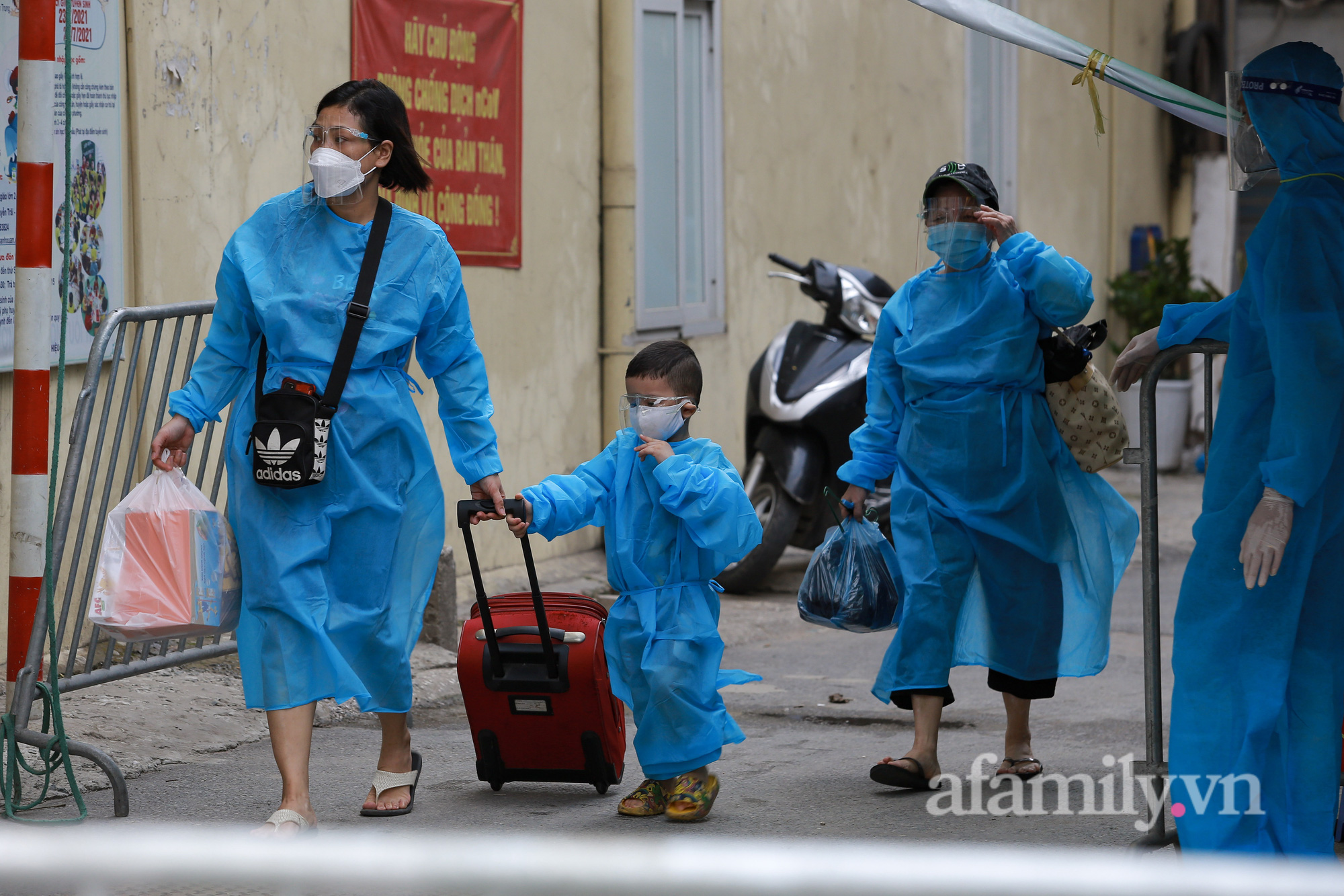 Hà Nội: Ổ dịch Thanh Xuân Trung thêm 11 ca dương tính SARS-CoV-2, nhân viên y tế dùng cáng đưa người đi cách ly, điều trị - Ảnh 3.