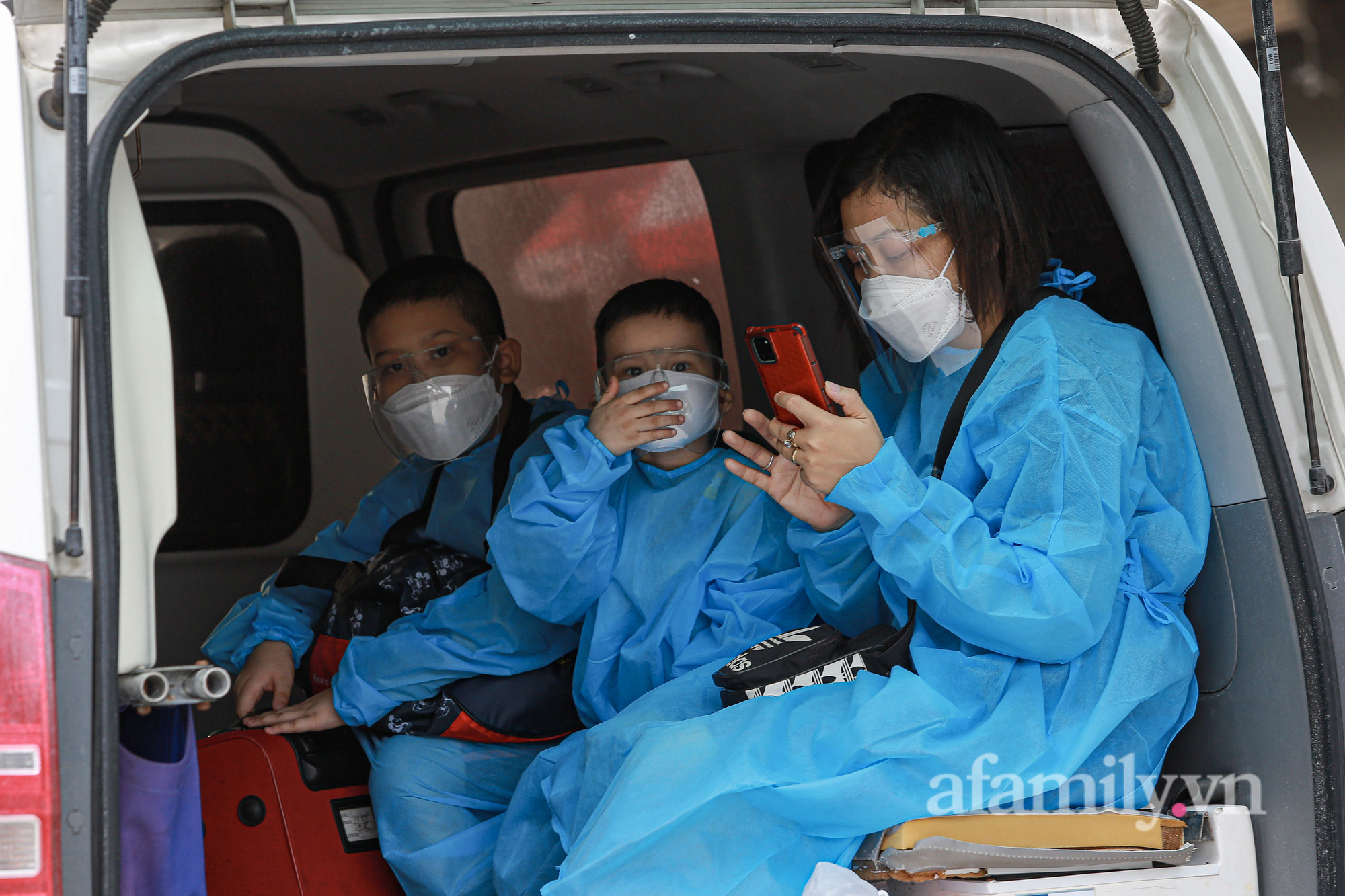 Hà Nội: Ổ dịch Thanh Xuân Trung thêm 11 ca dương tính SARS-CoV-2, nhân viên y tế dùng cáng đưa người đi cách ly, điều trị - Ảnh 4.