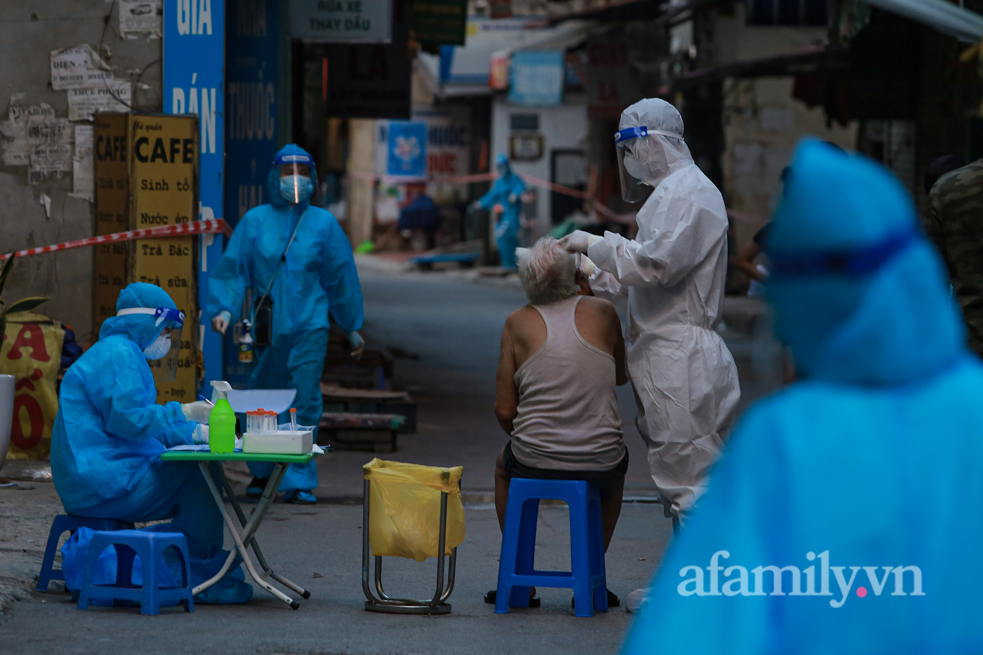 Hà Nội: Ổ dịch Thanh Xuân Trung thêm 11 ca dương tính SARS-CoV-2, nhân viên y tế dùng cáng đưa người đi cách ly, điều trị - Ảnh 1.