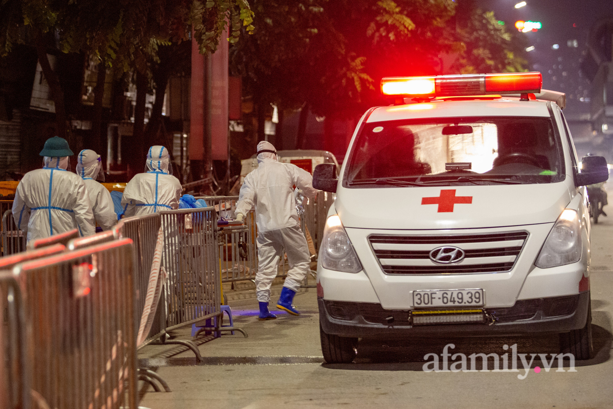 Hà Nội: Ổ dịch Thanh Xuân Trung thêm 11 ca dương tính SARS-CoV-2, nhân viên y tế dùng cáng đưa người đi cách ly, điều trị - Ảnh 14.