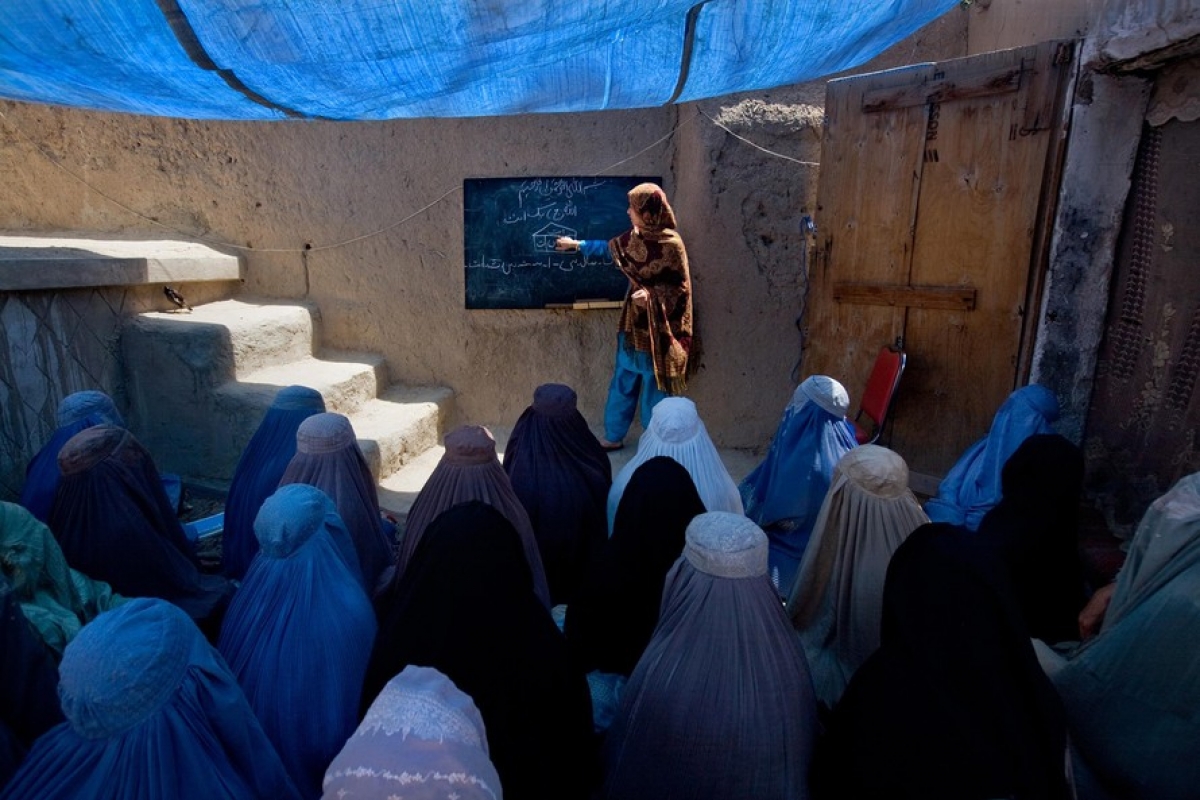 Taliban cấm giáo viên nam giảng dạy cho nữ sinh - Ảnh 1.