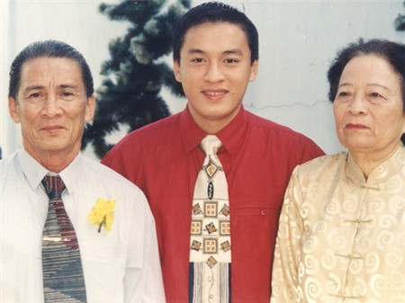 Lam Trường chụp hình cùng bố và mẹ.