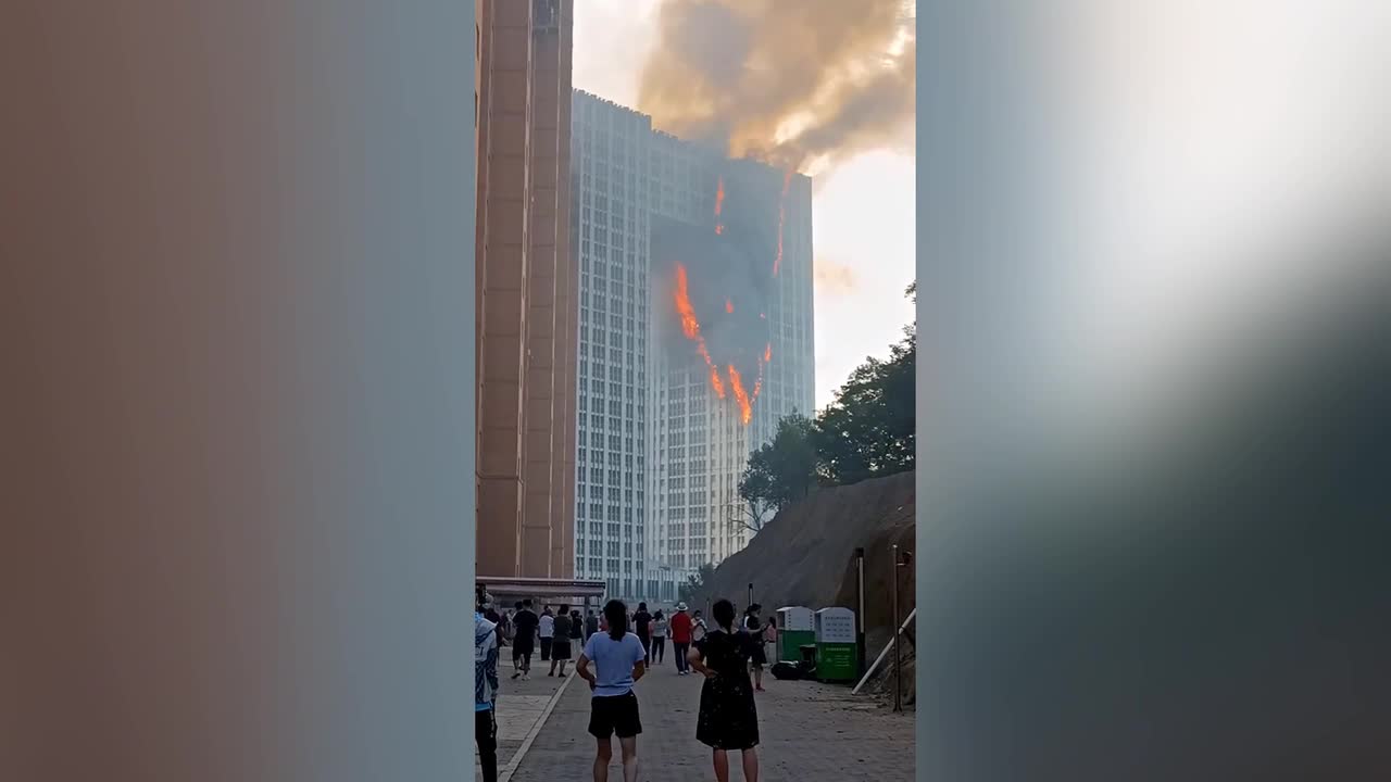 &Yacute;: T&ograve;a nh&agrave; 20 tầng bốc ch&aacute;y ng&ugrave;n ngụt - Ảnh 4.