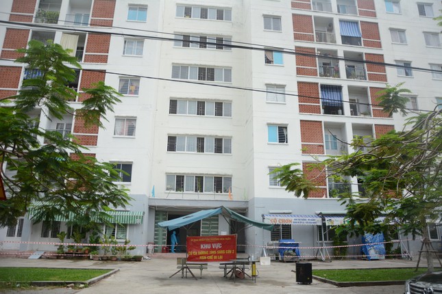 Một tầng trong chung cư ở Đà Nẵng có 17 ca nhiễm COVID-19 - Ảnh 1. Một tầng trong chung cư ở Đà Nẵng có 17 ca nhiễm COVID-19 - Ảnh 1.