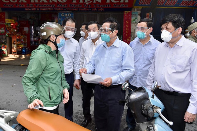 Thủ tướng kiểm tra đột xuất 'ổ dịch' Thanh Xuân Trung, phê bình quận Thanh Xuân - Ảnh 8.