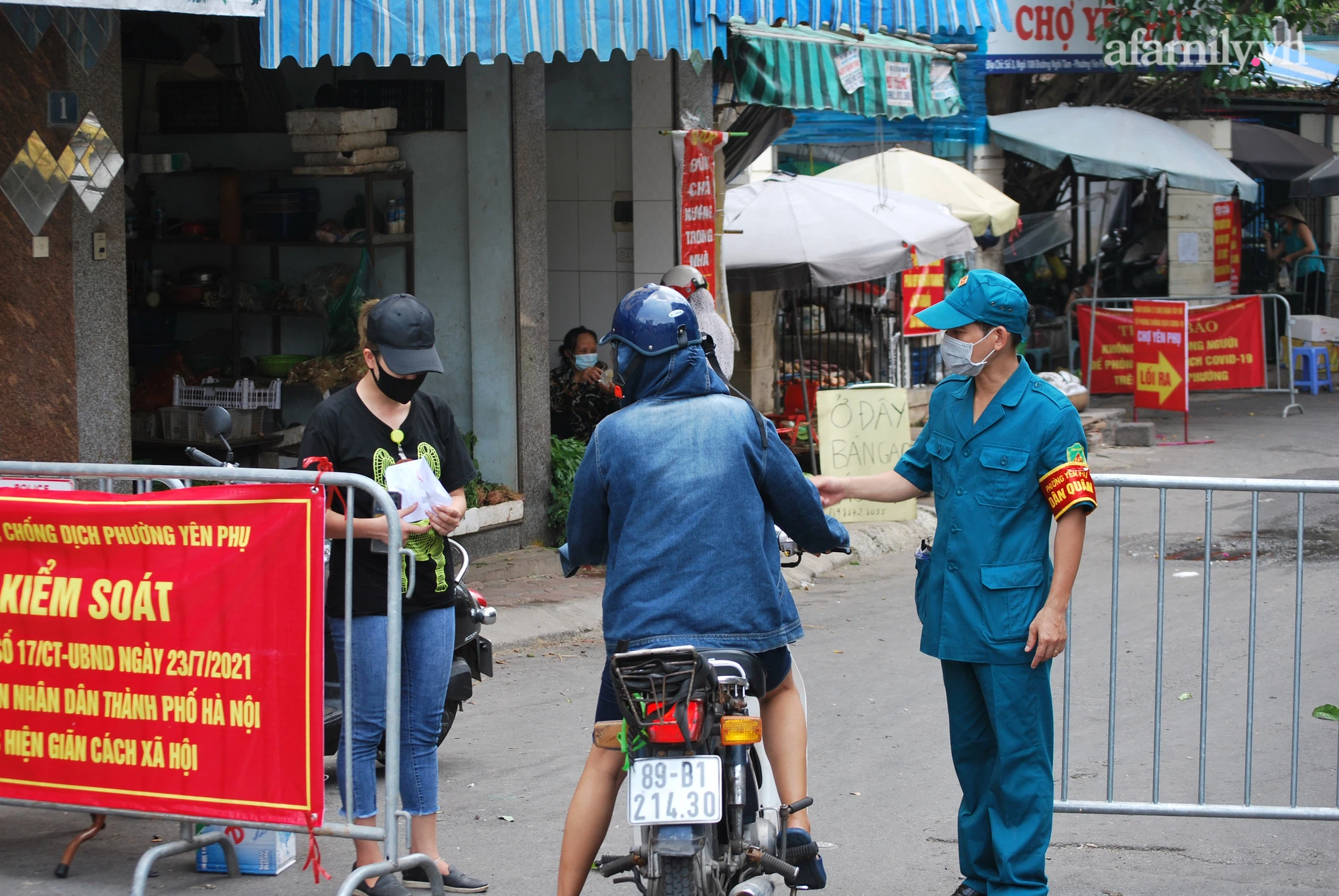 Màu áo dân quân tại chốt kiểm soát dịch chợ Yên Phụ