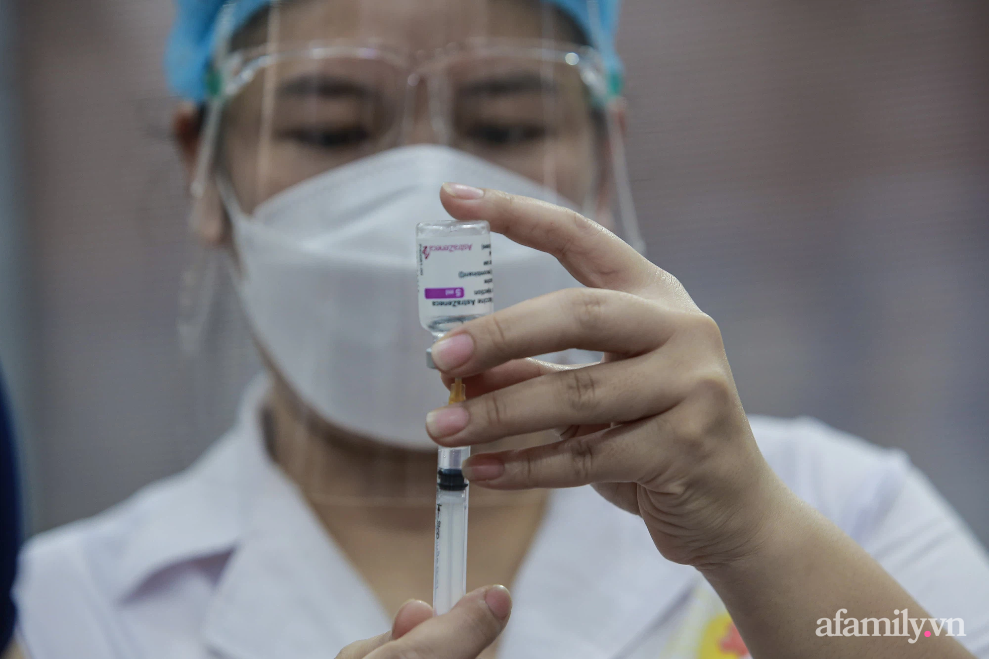 Những người thầy thuốc về hưu tình nguyện tham gia vào cuộc chạy đua tiêm vaccine chống dịch Covid-19 tại Hà Nội - Ảnh 7.