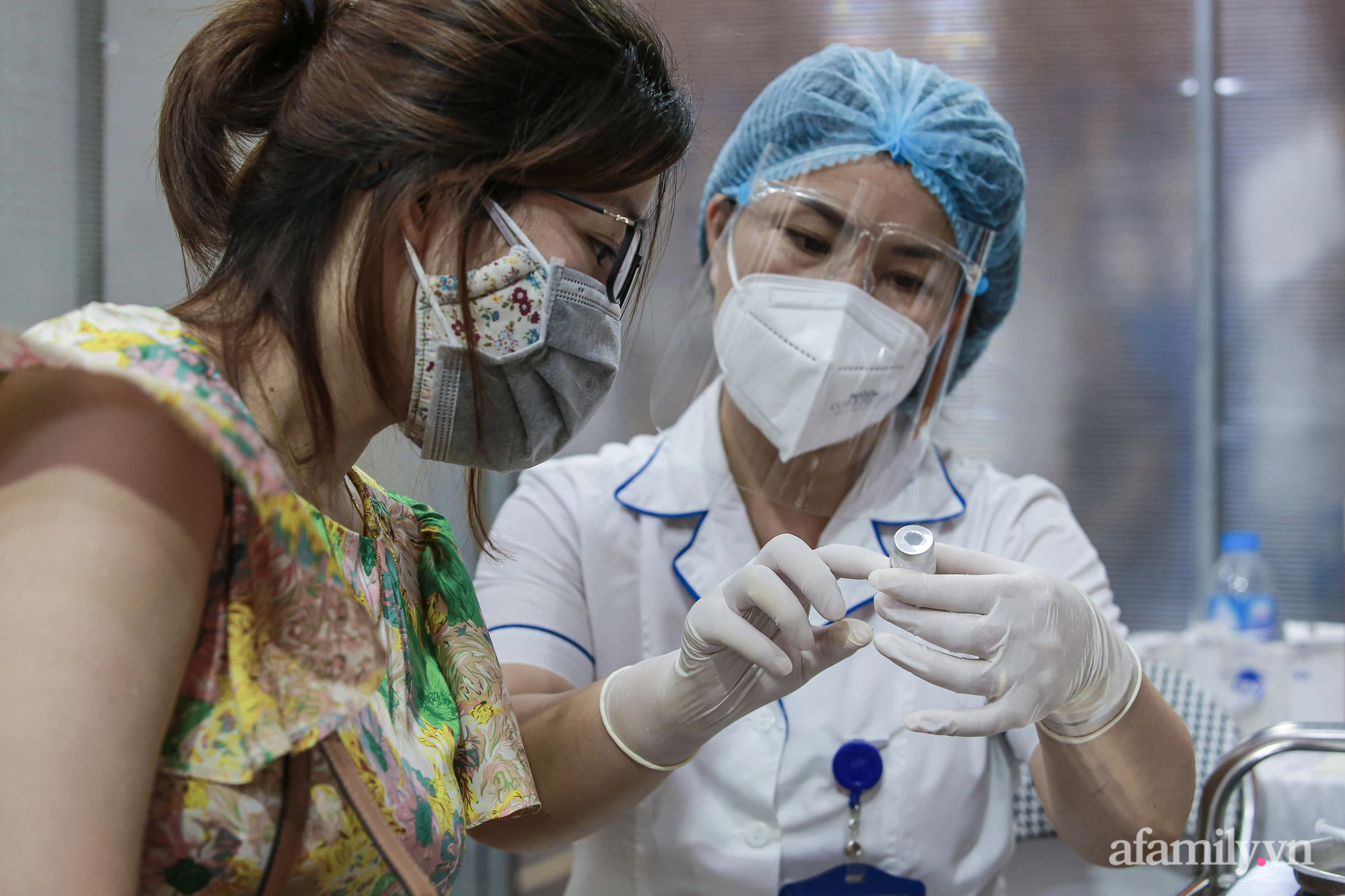 Những người thầy thuốc về hưu tình nguyện tham gia vào cuộc chạy đua tiêm vaccine chống dịch Covid-19 tại Hà Nội - Ảnh 8.