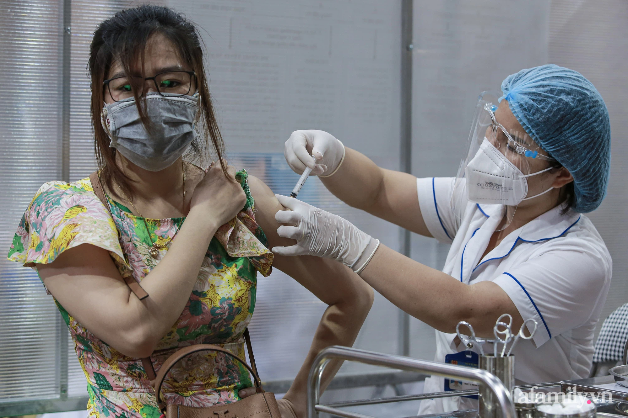 Những người thầy thuốc về hưu tình nguyện tham gia vào cuộc chạy đua tiêm vaccine chống dịch Covid-19 tại Hà Nội - Ảnh 9.