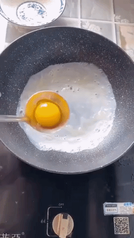 Video TikTok hút hơn 52 triệu lượt xem hướng dẫn làm trứng ốp la kiểu mới  - Ảnh 5.