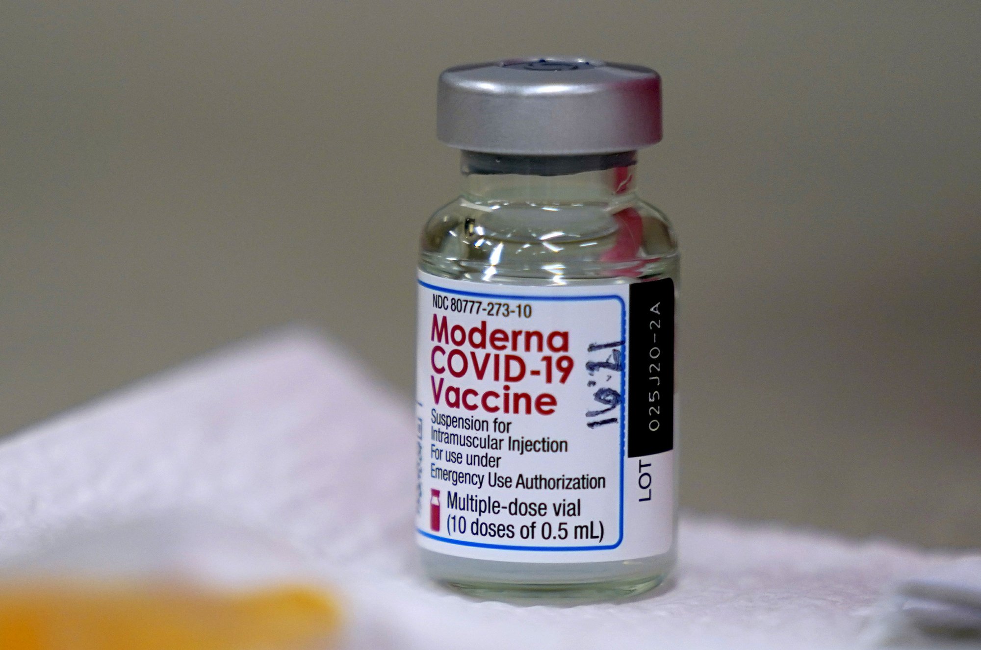 Moderna tuyên bố vaccine COVID-19 hiệu quả 93% sáu tháng sau tiêm - Ảnh 1. Moderna tuyên bố vaccine COVID-19 hiệu quả 93% sáu tháng sau tiêm - Ảnh 1.