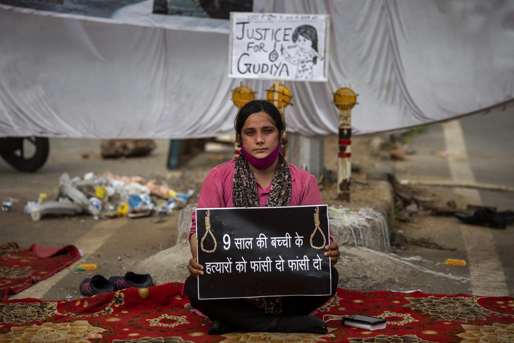 Ấn Độ: Bé gái 9 tuổi bị cưỡng hiếp tập thể và thiêu xác - Ảnh 2.