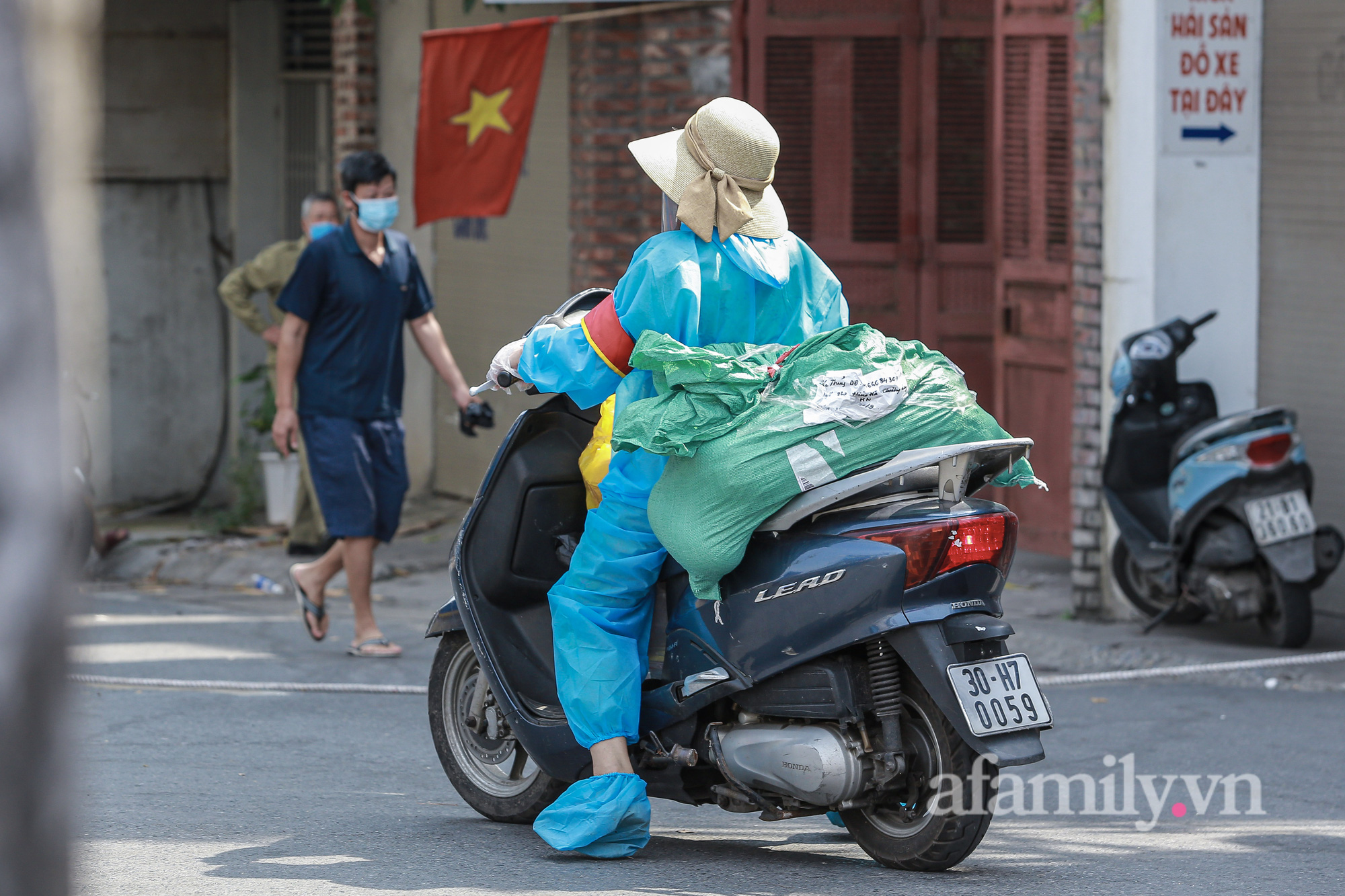 Những &quot;bóng hồng&quot; tình nguyện làm người vận chuyển phục vụ người dân trong khu cách ly - Ảnh 15.