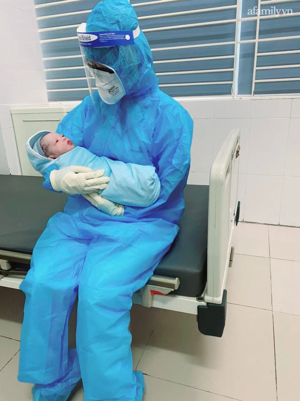 Bác sĩ đang chăm sóc em bé vừa mới sinh tại bệnh viện