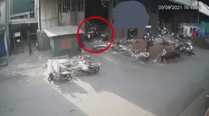 Kinh hoàng: Bình oxy bốc cháy, lao như tên lửa rồi phát nổ khiến người xem đứng tim - Ảnh 2. Kinh hoàng: Bình oxy bốc cháy, lao như tên lửa rồi phát nổ khiến người xem đứng tim - Ảnh 2.