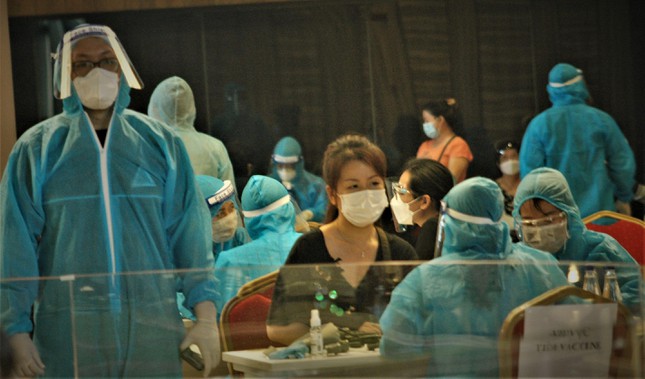 Hình ảnh hơn 17.000 người nước ngoài được tiêm vắc xin ở TPHCM - Ảnh 5.