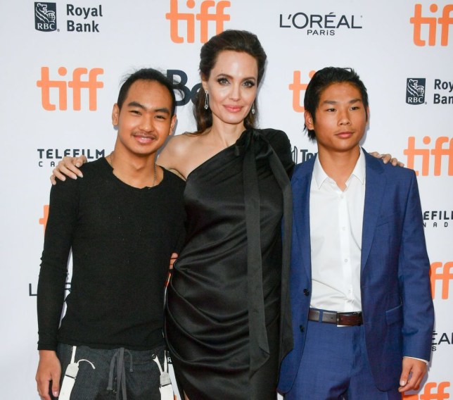 Angelina Jolie bên 2 con.