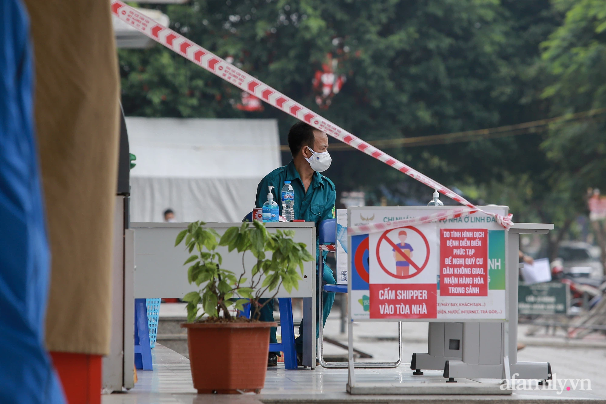 Hà Nội: Phong tỏa tạm thời chung cư HH4C Linh Đàm, thông báo cư dân tạm thời không rời khỏi nơi cư trú - Ảnh 9.