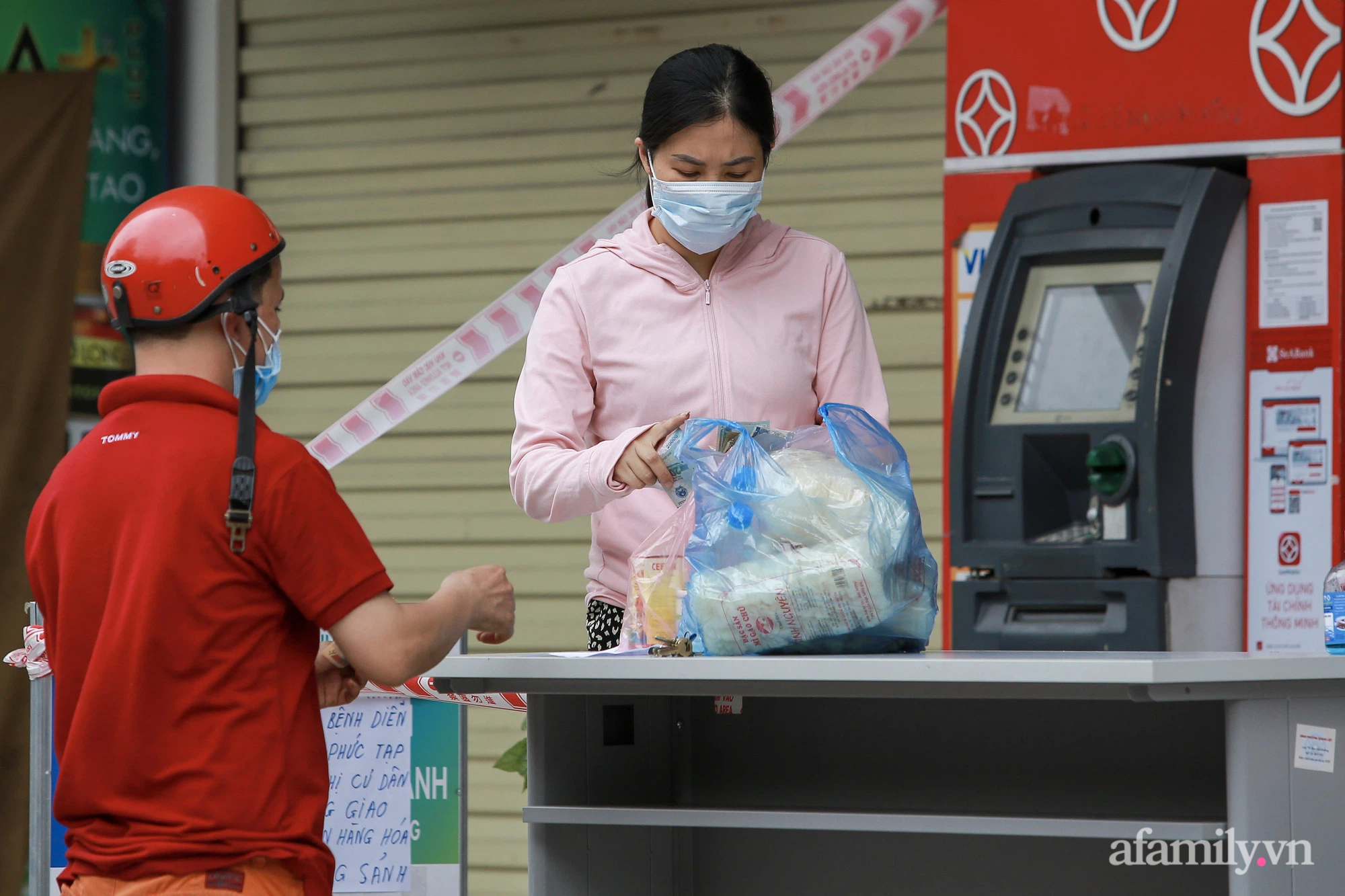 Hà Nội: Phong tỏa tạm thời chung cư HH4C Linh Đàm, thông báo cư dân tạm thời không rời khỏi nơi cư trú - Ảnh 10.