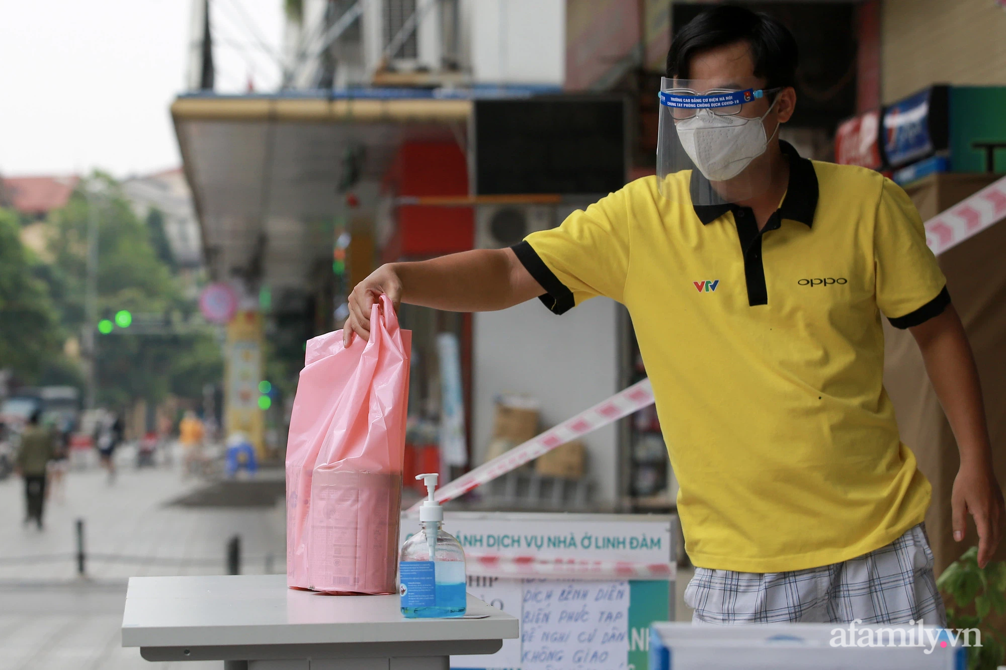 Hà Nội: Phong tỏa tạm thời chung cư HH4C Linh Đàm, thông báo cư dân tạm thời không rời khỏi nơi cư trú - Ảnh 14.