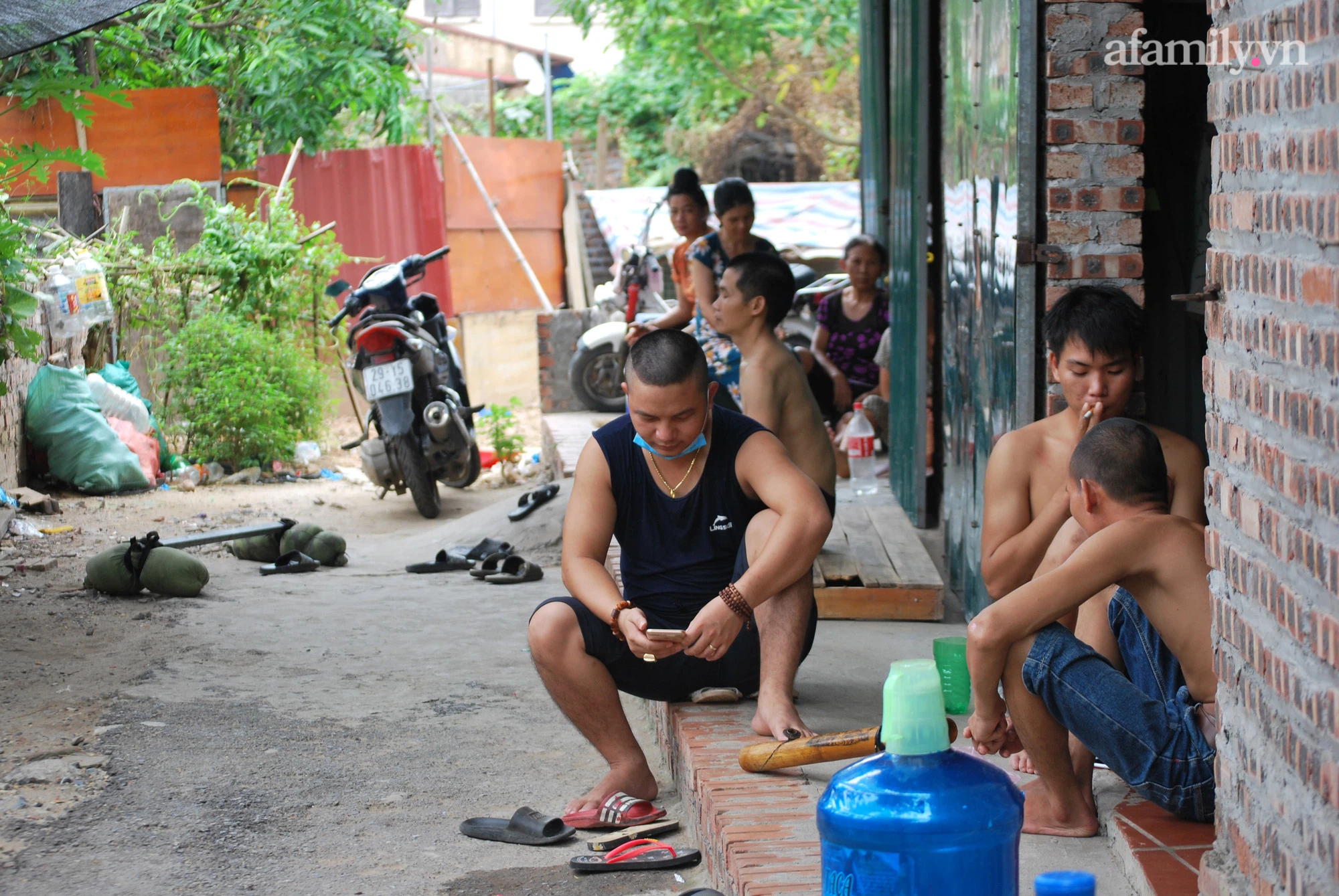 Không có việc làm, những người đàn ông chỉ còn mong chờ vào đồng lương ít ỏi từ chủ thầu vẫn chưa trả